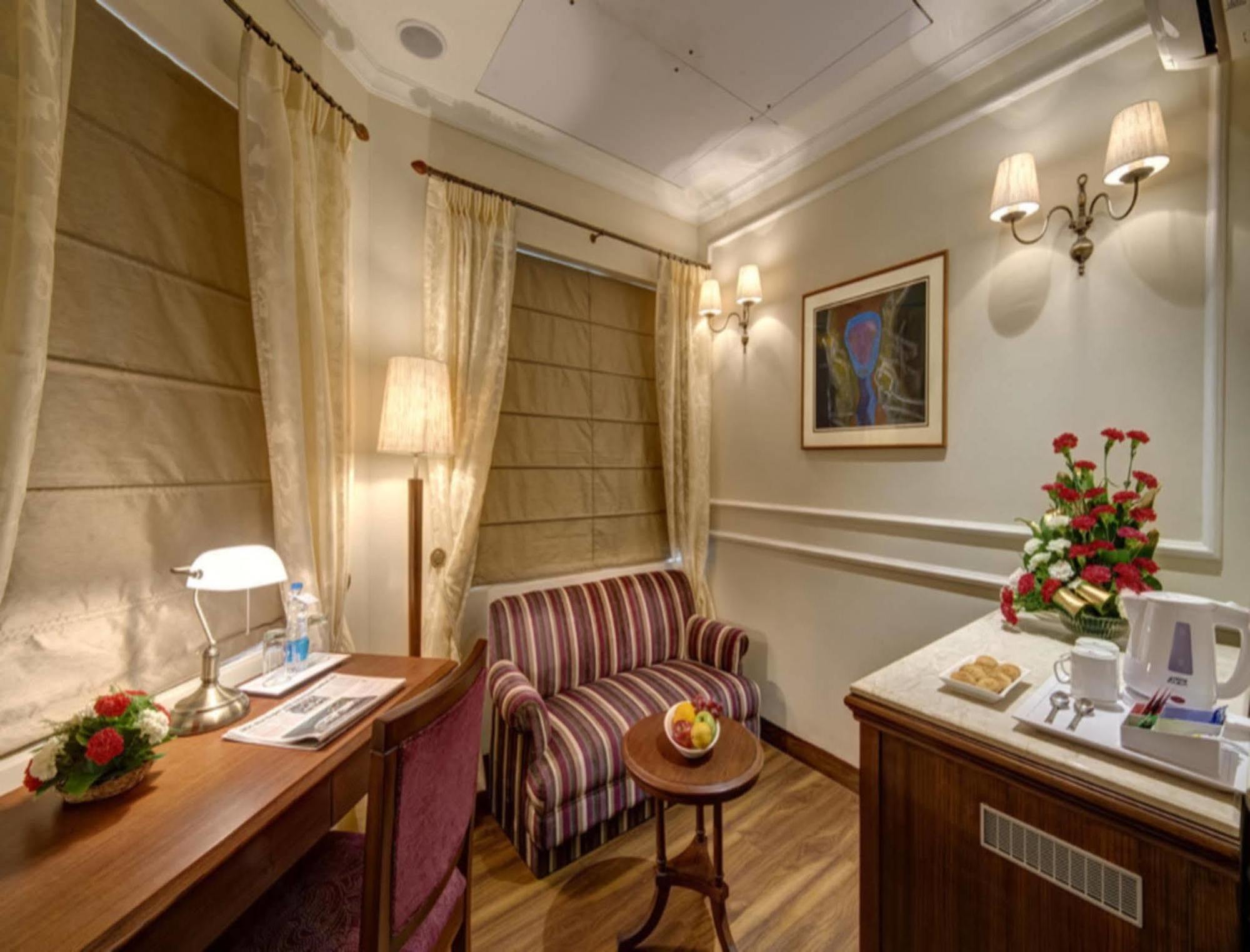 Готель The Astor Колката Екстер'єр фото